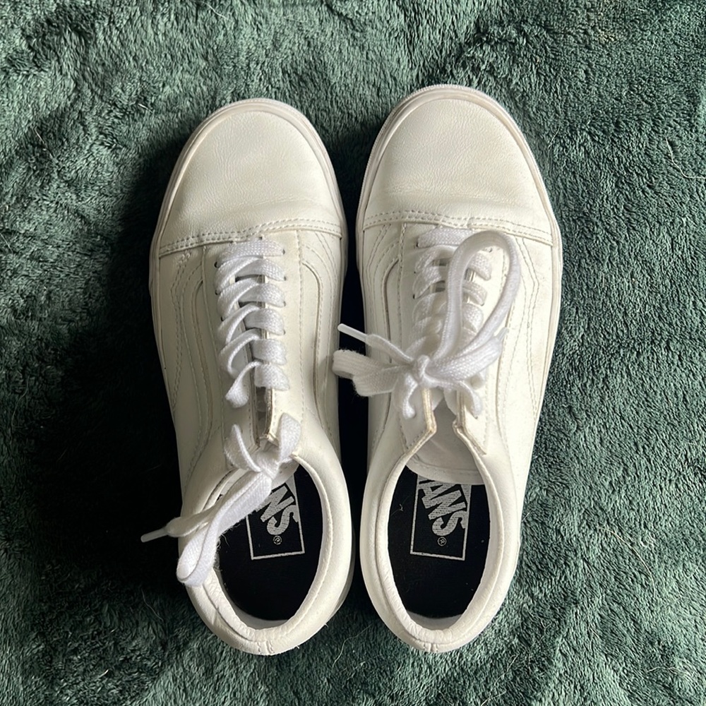 White Old Skool Vans 👟